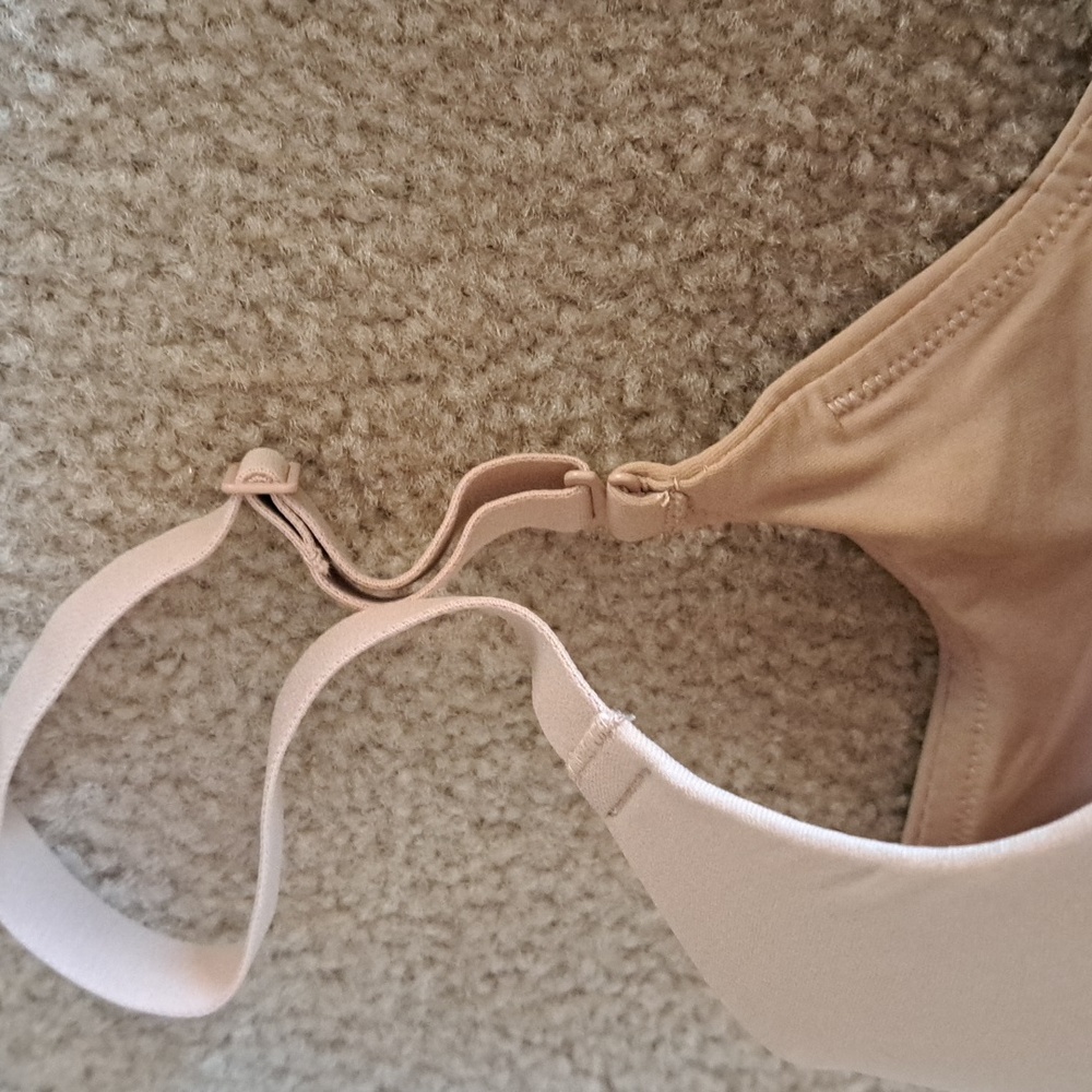 SKIMS Nude Light Beige T-Shirt Bra - Picture 2 of 6